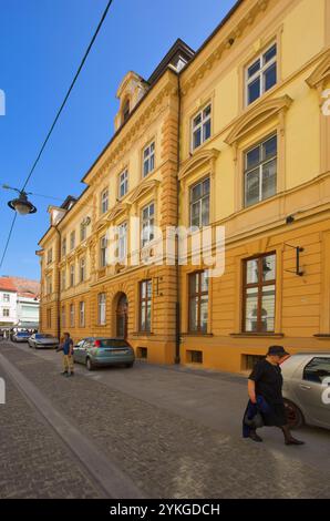 sibiu, rumänien - 25. juni 2017: Enge Gassen des Stadtzentrums von sibiu. Historische Innenstadt. Architektonisches Erbe an einem sonnigen Tag. Beliebte Reiseziele Stockfoto