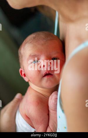 Schlafendes Baby, das nach der Pflege friedlich auf der Brust der Mutter ruht Stockfoto