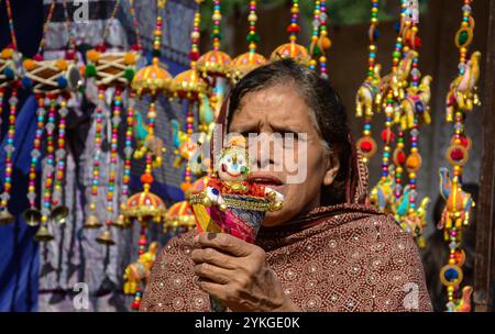 Islamabad, Pakistan. November 2024. Wunderschöne handgefertigte Puppen, die mit Kulturkleidung und Ornamenten aus allen Provinzen Pakistans dekoriert sind. Ihre Kleidung identifiziert nicht nur die verschiedenen Provinzen, sondern zeigt auch ihre Bräuche und Traditionen. So zeigt eine Puppe mit Burka und Mütze das Schleierritual der Provinz Khyber Pakhtunkhwa, während eine Puppe mit einer Sindhi-Mütze die Kultur des Sindh zeigt. Fawzia und ihre Tochter Ambrin Fatima haben nicht nur ihren Stand im Volkserbe aufgebaut, sondern sind ein integraler Bestandteil jedes Kulturfestivals in ganz Pakistan, weil niemand in Pakistan Ha tut Stockfoto