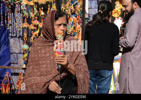 Islamabad, Pakistan. November 2024. Wunderschöne handgefertigte Puppen, die mit Kulturkleidung und Ornamenten aus allen Provinzen Pakistans dekoriert sind. Ihre Kleidung identifiziert nicht nur die verschiedenen Provinzen, sondern zeigt auch ihre Bräuche und Traditionen. So zeigt eine Puppe mit Burka und Mütze das Schleierritual der Provinz Khyber Pakhtunkhwa, während eine Puppe mit einer Sindhi-Mütze die Kultur des Sindh zeigt. Fawzia und ihre Tochter Ambrin Fatima haben nicht nur ihren Stand im Volkserbe aufgebaut, sondern sind ein integraler Bestandteil jedes Kulturfestivals in ganz Pakistan, weil niemand in Pakistan Ha tut Stockfoto