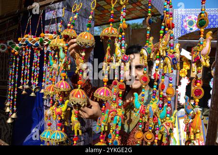 Islamabad, Pakistan. November 2024. Wunderschöne handgefertigte Puppen, die mit Kulturkleidung und Ornamenten aus allen Provinzen Pakistans dekoriert sind. Ihre Kleidung identifiziert nicht nur die verschiedenen Provinzen, sondern zeigt auch ihre Bräuche und Traditionen. So zeigt eine Puppe mit Burka und Mütze das Schleierritual der Provinz Khyber Pakhtunkhwa, während eine Puppe mit einer Sindhi-Mütze die Kultur des Sindh zeigt. Fawzia und ihre Tochter Ambrin Fatima haben nicht nur ihren Stand im Volkserbe aufgebaut, sondern sind ein integraler Bestandteil jedes Kulturfestivals in ganz Pakistan, weil niemand in Pakistan Ha tut Stockfoto