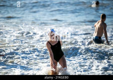 Brighton, Großbritannien. 25. Dezember 2019. Hunderte von Menschen versammeln sich am Brighton Beach zum jährlichen Schwimmen am Weihnachtsfeiertag. Obwohl der rat Sicherheitsbedenken vorgebracht hat und die großen Meereswellen groß sind, haben mehrere Schwimmer in ihren Bikinis, Badehosen und Santa Claus Outfits an der diesjährigen Weihnachtsfeier vor dem Strand von Brighton teilgenommen Stockfoto