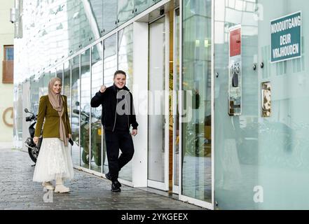 AMSTERDAM - Samira Sabir und Paris Popescu im Namen der Stiftung Muslim Rights Watch (MRWN) kommen bei der Staatsanwaltschaft an. Die Interessenvertretungsorganisation wird Maccabi-Fans wegen Anstiftung zu Hass und Gruppenverletzung anklagen. ANP KOEN VAN WEEL niederlande aus - belgien aus Stockfoto