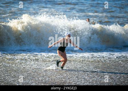 Brighton, Großbritannien. 25. Dezember 2019. Hunderte von Menschen versammeln sich am Brighton Beach zum jährlichen Schwimmen am Weihnachtsfeiertag. Obwohl der rat Sicherheitsbedenken vorgebracht hat und die großen Meereswellen groß sind, haben mehrere Schwimmer in ihren Bikinis, Badehosen und Santa Claus Outfits an der diesjährigen Weihnachtsfeier vor dem Strand von Brighton teilgenommen Stockfoto