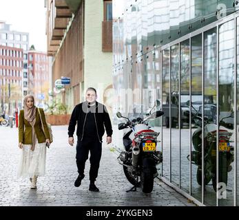 AMSTERDAM - Samira Sabir und Paris Popescu im Namen der Stiftung Muslim Rights Watch (MRWN) kommen bei der Staatsanwaltschaft an. Die Interessenvertretungsorganisation wird Maccabi-Fans wegen Anstiftung zu Hass und Gruppenverletzung anklagen. ANP KOEN VAN WEEL niederlande aus - belgien aus Stockfoto