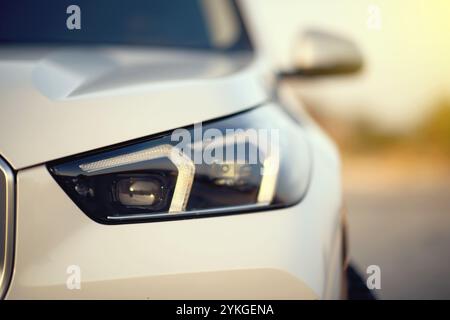 Izmir, Türkei - 11. November 2024: Nach vorn abgewinkelter Blick auf den elektrischen SUV BMW IX1 eDrive, der den auffälligen Kühlergrill, die Scheinwerfer und das dynamische Exterieur hervorhebt Stockfoto