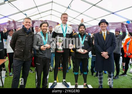 Brighton, Großbritannien. 23. Februar 2020. Tausende von Läufern nahmen an dem 30. Brighton Half Marathon Teil. Sie starteten am Madeira Drive um 9:30 Uhr auf einer 13,1 km langen Strecke durch die Stadt und viele ihrer Sehenswürdigkeiten. Rollstuhlrennen wurden ebenfalls zu einem früheren Rennen gezählt. Die Veranstaltung endete mit der Preisverleihung an die Gewinner am späten Morgen. Die Veranstaltung brachte der Stadt eine festliche Atmosphäre mit mehreren Straßen, die infolge der Veranstaltung gesperrt wurden. Das Sussex Beacon, das Menschen mit HIV unterstützt, organisiert das Rennen seit 1990 Stockfoto