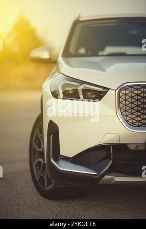 Izmir, Türkei - 11. November 2024: Nach vorn abgewinkelter Blick auf den elektrischen SUV BMW IX1 eDrive, der den auffälligen Kühlergrill, die Scheinwerfer und das dynamische Exterieur hervorhebt Stockfoto