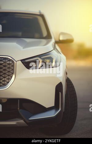 Izmir, Türkei - 11. November 2024: Nach vorn abgewinkelter Blick auf den elektrischen SUV BMW IX1 eDrive, der den auffälligen Kühlergrill, die Scheinwerfer und das dynamische Exterieur hervorhebt Stockfoto