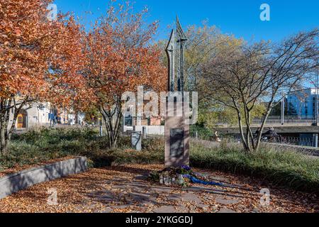 Das Estnische Denkmal im Carl Johans Park. Die Gedenkstätte enthält 61 Namen von Menschen aus Norrköping, die zu den 852 Toten gehörten Stockfoto