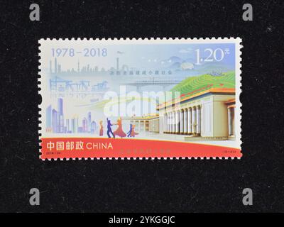 CHINA - CIRCA 2018: Eine in China gedruckte Briefmarke zeigt den 2018-34 40. Jahrestag der Reform und Öffnung (2-1), das Banner, um 2018. Stockfoto