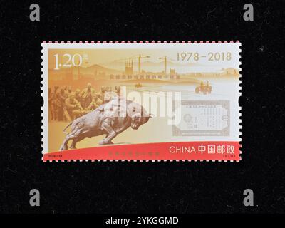 CHINA - UM 2018: Eine in China gedruckte Briefmarke zeigt 2018-34 40. Jahrestag der Reform und Öffnung, um 2018. Stockfoto