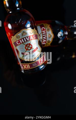 LONDON, VEREINIGTES KÖNIGREICH - 30. JULI 2024 Chivas Regal 12 Year Old Blended Scotch Whisky, Ein 12 Jahre alter Blended Scotch Whisky, der vom Gründungsbruder hergestellt wurde Stockfoto