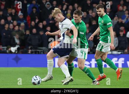 London, Großbritannien. November 2024. Lewis Hall (Newcastle United) of England holt Dara O'Shea (Ipswich Town) of Republic of Ireland im Einsatz während des Gruppenspiels der UEFA Nations League 2 zwischen England und Republic Ireland im Wembley Stadion, London am 17. November 2024 Stockfoto