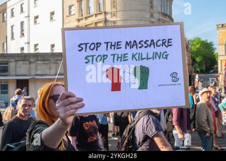 Eine Demonstrantin hält während eines protestmarsches in Gazza ein pro-palästinensisches Schild hoch, um dem 70. Jahrestag der Nakba in Bristol zu gedenken.15. Mai 2018 Stockfoto