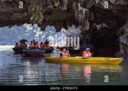 Bootstouren in einer Höhle in der Ha Long Bay, einem beliebten Reiseziel, das für seine Natur bekannt ist, am 12. Juli 2023 in der Ha Long Bay, Vietnam Stockfoto