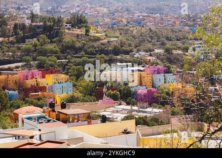 Ein lebhaftes, mehrfarbiges Viertel am Hügel in Guanajuato, Mexiko, mit traditioneller Architektur und farbenfrohen Fassaden. Stockfoto