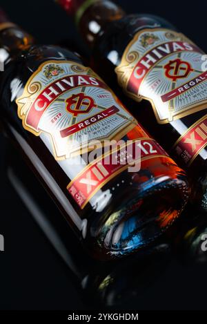 LONDON, VEREINIGTES KÖNIGREICH - 30. JULI 2024 Chivas Regal 12 Year Old Blended Scotch Whisky, Ein 12 Jahre alter Blended Scotch Whisky, der vom Gründungsbruder hergestellt wurde Stockfoto