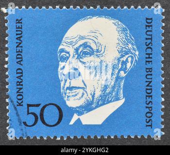 Von Deutschland gedruckte gestempelte Briefmarke, die das Porträt von Dr. h.c. Konrad Adenauer (1876-1967), 1. Bundeskanzler, Adenauer-Gedenkfeier zeigt Stockfoto