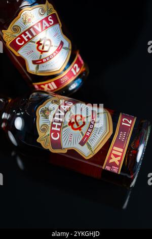 LONDON, VEREINIGTES KÖNIGREICH - 30. JULI 2024 Chivas Regal 12 Year Old Blended Scotch Whisky, Ein 12 Jahre alter Blended Scotch Whisky, der vom Gründungsbruder hergestellt wurde Stockfoto