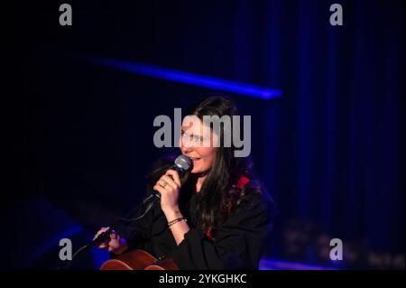 Hollie Col In Tolhuistuin Paradiso In Amsterdam Niederlande 17-11-2024 Stockfoto