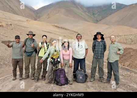 Guangzhou. November 2024. Dieses Dateifoto, das am 9. November 2018 aufgenommen wurde, zeigt GE Xuejun (1. R), einen Forscher des Südchinesischen Botanischen Gartens der Chinesischen Akademie der Wissenschaften, der sich für ein Gruppenfoto mit anderen Forschern posiert, während er wissenschaftliche Forschungen in Peru durchführte. „Across China: „Treasure“ plant treibt die Zusammenarbeit zwischen China und Peru im Bereich Biodiversitätsschutz voran“ Credit: Xinhua/Alamy Live News Stockfoto