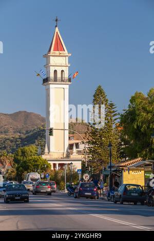 Zakynthos, Griechenland - 14. August 2016: Straßenansicht des Hafens von Zante mit der Heiligen Orthodoxen Kirche Dionysios Zakynthos im Hintergrund, vertikales Foto W Stockfoto