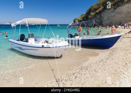 Zakynthos, Griechenland - 16. August 2016: Zwei Motorboote sind am Strand, Touristen ruhen in der Nähe Stockfoto