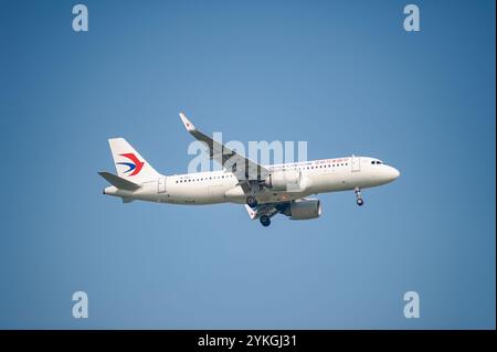 21.10.2024, Singapur, Republik Singapur, Asien - Ein Passagierjet der China Eastern Airlines Airbus A320neo nähert sich dem Flughafen Changi an und landet dort. Stockfoto