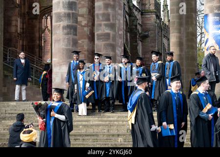 Coventry University Graduation Day, Coventry Cathedral, West Midlands, England, Großbritannien Stockfoto