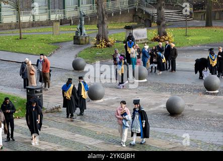 Coventry University Graduation Day, Coventry Cathedral, West Midlands, England, Großbritannien Stockfoto