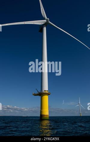 Brighton, Großbritannien. September 2019. Der Rampion Offshore Wind Farm ist der erste Windpark vor der Südküste Großbritanniens. Da der Rampion Wind Farm Strom aus dem Wind erzeugt, produziert er Ökostrom als Alternative zu kohlenstoffreicheren Formen der Stromerzeugung. Der Standort umfasst 116 Windturbinengeneratoren auf einem 72 Quadratkilometer großen Gebiet zwischen 13 und 20 Kilometer vor der Küste von Sussex in England. Der Windpark ist voll betriebsbereit und wird voraussichtlich jährlich fast 1.400 Gigawattstunden (GWh) Strom erzeugen, was dem jährlichen Stromverbrauch der Hälfte der Häuser in Sussex entspricht. Die Stockfoto