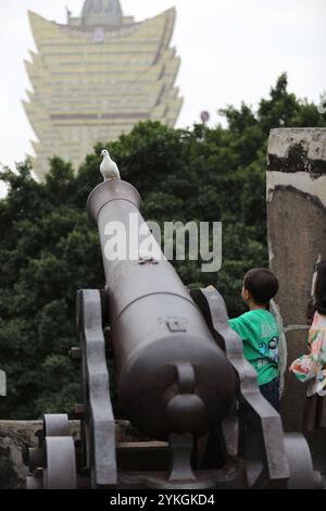 Macau. November 2024. Touristen besuchen das Monte Fort im südchinesischen Macao, 18. November 2024. Das historische Zentrum von Macau mit seiner historischen Straße und verschiedenen historischen Gebäuden wurde 2005 von der Organisation der Vereinten Nationen für Bildung, Wissenschaft und Kultur (UNESCO) in die Liste des Weltkulturerbes aufgenommen. Quelle: Wang Yiliang/Xinhua/Alamy Live News Stockfoto