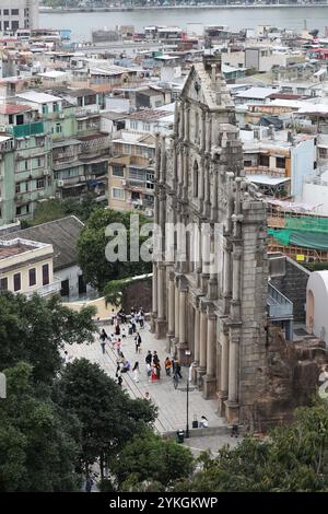 Macau. November 2024. Touristen besuchen die Ruinen von St. Paul's im südchinesischen Macao, 18. November 2024. Das historische Zentrum von Macau mit seiner historischen Straße und verschiedenen historischen Gebäuden wurde 2005 von der Organisation der Vereinten Nationen für Bildung, Wissenschaft und Kultur (UNESCO) in die Liste des Weltkulturerbes aufgenommen. Quelle: Wang Yiliang/Xinhua/Alamy Live News Stockfoto