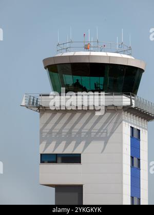 SOUTHEND-ON-SEA, ESSEX, Großbritannien - 13. JULI 2013: Außenansicht des Kontrollturms am Flughafen Southend Stockfoto