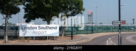 SOUTHEND-ON-SEA, ESSEX, Großbritannien - 13. JULI 2013: Panoramablick auf das Schild an der Zufahrtsstraße zum Flughafen Southend Stockfoto