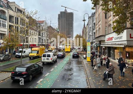 14.11.2024, Berlin, DE - Stadtansicht, Schlossstraße Ecke Kieler Straße in Fahrtrichtung Rathaus Steglitz. Aussen, Aussenaufnahme, Bauarbeiten, Bauprojekt, Baustelle, Berlin, Bus, Deutsch, Deutschland, Europa, europaeisch, Fahrradweg, Gebaeude, Herbst, Hochbau, Hochhaus, Jahreszeit, Kieler Straße, Kran, Kreisel, Menschen, Modernisieren, Modernisierung, Passanten, Personen, PKW, QF, Querformat, Revitalisierung, Sanierung, Schlossstraße, Stadt, Stadtansicht, Stadtlandschaft, Stadtleben, Steglitzer Kreisel, Straße, Strassenszene, Turm, UBERLIN, UEBERLIN, Verkehr, Westeuropa, Wirtschaft, Woh Stockfoto