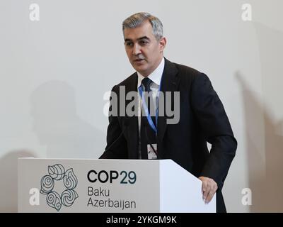 Baku, Aserbaidschan am 18. November 2024. Vusal Huseynov, Leiter des staatlichen Migrationsdienstes Aserbaidschans, spricht im aserbaidschanischen Pavillon während der hochrangigen Gruppe zur COP29: Stärkung der globalen Zusammenarbeit bei Lösungen für die Mobilität des Menschen im Kontext des Klimawandels auf der Konferenz der Vereinten Nationen zur Klimaänderung COP29, einer Veranstaltung des UNFCCC im Olympiastadion von Baku. Die COP29, die vom 11. Bis 22. November läuft, konzentriert sich auf die Klimafinanzierung. Quelle: Dominika Zarzycka/Alamy Live News. Stockfoto