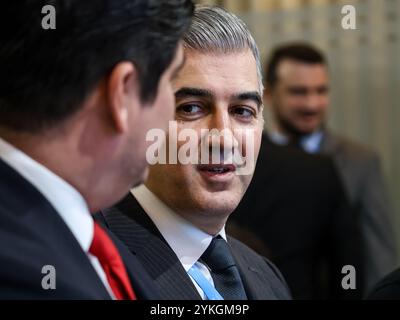 Baku, Aserbaidschan am 18. November 2024. Vusal Huseynov, Leiter des staatlichen Migrationsdienstes Aserbaidschans, nimmt an dem aserbaidschanischen Pavillon während der hochrangigen Gruppe zur COP29: Stärkung der globalen Zusammenarbeit bei Lösungen für die Mobilität der Menschen im Kontext des Klimawandels im Rahmen des Treffens der UN-Klimakonferenz COP29 Teil, einer Veranstaltung des UNFCCC im Olympiastadion von Baku. Die COP29, die vom 11. Bis 22. November läuft, konzentriert sich auf die Klimafinanzierung. Quelle: Dominika Zarzycka/Alamy Live News. Stockfoto