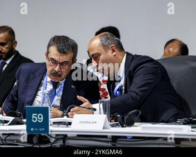 Baku, Aserbaidschan am 18. November 2024. Der türkische Bildungsminister Yusuf Tekin spricht mit dem aserbaidschanischen Bildungsminister Emin Amrullayev am Ministerrundtisch über menschliche Entwicklung und Ökologisierung der Erziehung für Klimaresilienz während der UN-Klimakonferenz COP29, einer Veranstaltung des UNFCCC im Olympiastadion von Baku. Die COP29, die vom 11. Bis 22. November läuft, konzentriert sich auf die Klimafinanzierung. Quelle: Dominika Zarzycka/Alamy Live News. Stockfoto