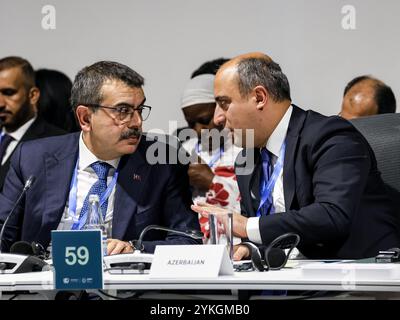 Baku, Aserbaidschan am 18. November 2024. Der türkische Bildungsminister Yusuf Tekin spricht mit dem aserbaidschanischen Bildungsminister Emin Amrullayev am Ministerrundtisch über menschliche Entwicklung und Ökologisierung der Erziehung für Klimaresilienz während der UN-Klimakonferenz COP29, einer Veranstaltung des UNFCCC im Olympiastadion von Baku. Die COP29, die vom 11. Bis 22. November läuft, konzentriert sich auf die Klimafinanzierung. Quelle: Dominika Zarzycka/Alamy Live News. Stockfoto