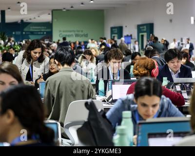 Baku, Aserbaidschan am 18. November 2024. Die Teilnehmer arbeiten im gemeinsamen Bereich während der Klimakonferenz der Vereinten Nationen COP29, einer Veranstaltung des UNFCCC im Olympiastadion von Baku. Die COP29, die vom 11. Bis 22. November läuft, konzentriert sich auf die Klimafinanzierung. Quelle: Dominika Zarzycka/Alamy Live News. Stockfoto