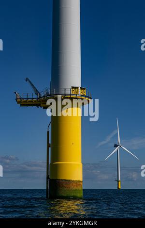 Brighton, Großbritannien. September 2019. Der Rampion Offshore Wind Farm ist der erste Windpark vor der Südküste Großbritanniens. Da der Rampion Wind Farm Strom aus dem Wind erzeugt, produziert er Ökostrom als Alternative zu kohlenstoffreicheren Formen der Stromerzeugung. Der Standort umfasst 116 Windturbinengeneratoren auf einem 72 Quadratkilometer großen Gebiet zwischen 13 und 20 Kilometer vor der Küste von Sussex in England. Der Windpark ist voll betriebsbereit und wird voraussichtlich jährlich fast 1.400 Gigawattstunden (GWh) Strom erzeugen, was dem jährlichen Stromverbrauch der Hälfte der Häuser in Sussex entspricht. Die Stockfoto