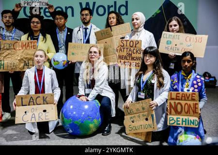 Baku, Aserbaidschan am 18. November 2024. Klimaaktivisten aus dem Gesundheitssektor demonstrieren einen Protest und rufen dazu auf, Gesundheitspersonal in der Halle des Veranstaltungsortes der UN-Klimakonferenz COP29, einer Veranstaltung des UNFCCC im Olympiastadion Baku, zu stärken. Die COP29, die vom 11. Bis 22. November läuft, konzentriert sich auf die Klimafinanzierung. Quelle: Dominika Zarzycka/Alamy Live News. Stockfoto