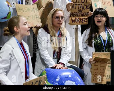 Baku, Aserbaidschan am 18. November 2024. Klimaaktivisten aus dem Gesundheitssektor demonstrieren einen Protest und rufen dazu auf, Gesundheitspersonal in der Halle des Veranstaltungsortes der UN-Klimakonferenz COP29, einer Veranstaltung des UNFCCC im Olympiastadion Baku, zu stärken. Die COP29, die vom 11. Bis 22. November läuft, konzentriert sich auf die Klimafinanzierung. Quelle: Dominika Zarzycka/Alamy Live News. Stockfoto