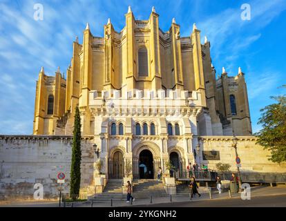 Der kunstvolle Eingang der Krypta der Kathedrale von Almudena in Madrid. Spanien Stockfoto