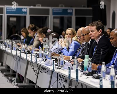 Baku, Aserbaidschan am 18. November 2024. Die Teilnehmer nehmen an der Podiumsdiskussion "hochrangiger Dialog über nationale Anpassungspläne: Transformation des Unterstützungsökosystems für NAP" während der Klimakonferenz der Vereinten Nationen COP29 Teil, einer Veranstaltung des UNFCCC im Olympiastadion von Baku. Die COP29, die vom 11. Bis 22. November läuft, konzentriert sich auf die Klimafinanzierung. Quelle: Dominika Zarzycka/Alamy Live News. Stockfoto