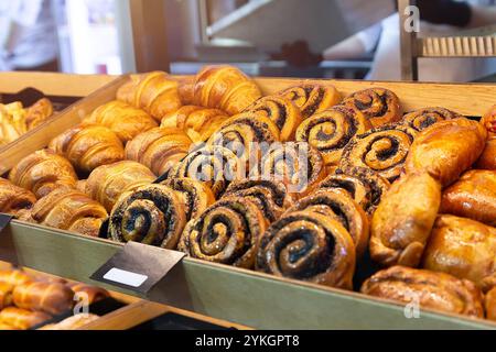 Auswahl an köstlichen frisch gebackenen süßen und Blätterteig zum Verkauf an der Theke des Geschäfts, Lebensmittelgeschäft, Markt, Café oder Bäckerei Stockfoto