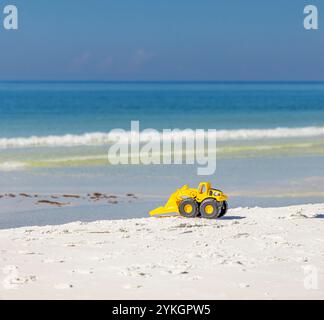 Kleiner SpielzeugFrontlader am Strand in florida Stockfoto