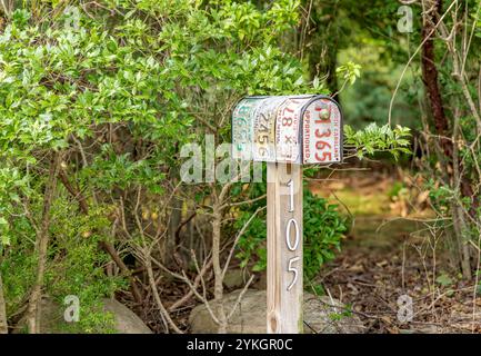 Maßgeschneiderte Mailbox mit alten Nummernschildern Stockfoto